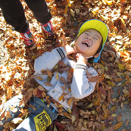 子育て　落ち葉遊び